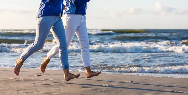 Två Medelålders Kvinnor Joggar Vid Havet — Stockfoto