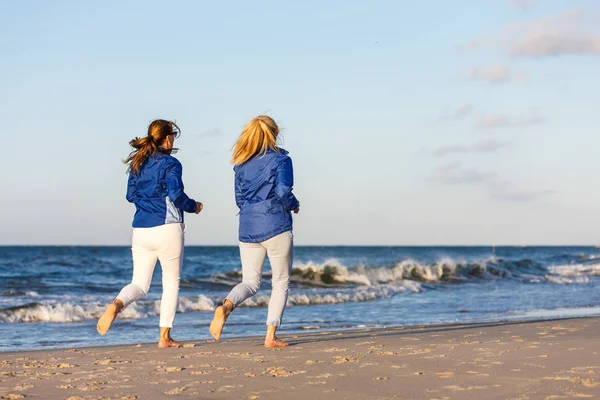 Dos Mujeres Mediana Edad Corriendo Mar — Foto de Stock