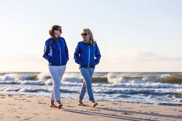 Två Medelålders Kvinnor Går Vid Stranden — Stockfoto