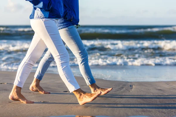 Dos Mujeres Mediana Edad Caminando Por Orilla Del Mar — Foto de Stock