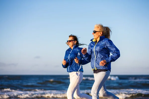 Två Medelålders Kvinnor Joggar Vid Havet — Stockfoto