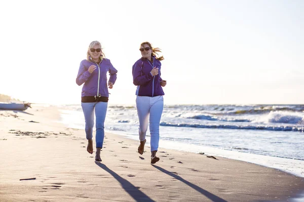 Deux Femmes Âge Moyen Faisant Jogging Mer — Photo