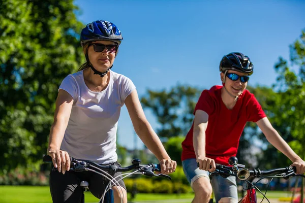 Pareja Bicicletas Parque Verano —  Fotos de Stock