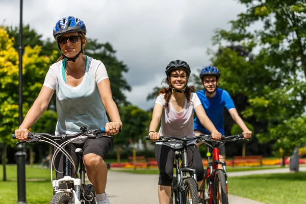 Famiglia Tre Biciclette Equitazione Nel Parco Estivo — Foto Stock