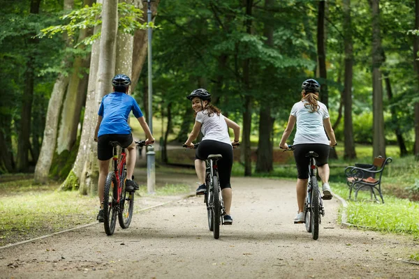 Famille Trois Vélos Équitation Dans Parc Été — Photo