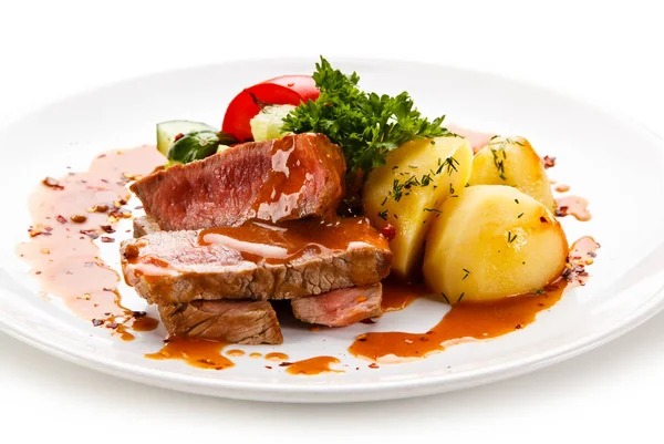 Gegrilde Rundvlees Met Gekookte Aardappelen Verse Groenten Saus Wit Bord — Stockfoto