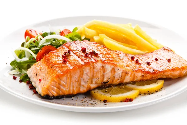 Bistecca Salmone Alla Griglia Con Patatine Fritte Verdure Fresche — Foto Stock