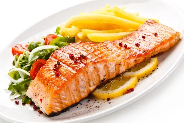 Bife Salmão Grelhado Com Batatas Fritas Legumes Frescos — Fotografia de Stock