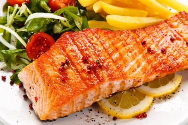 Grilled Salmon Steak French Fries Fresh Vegetables — 스톡 사진