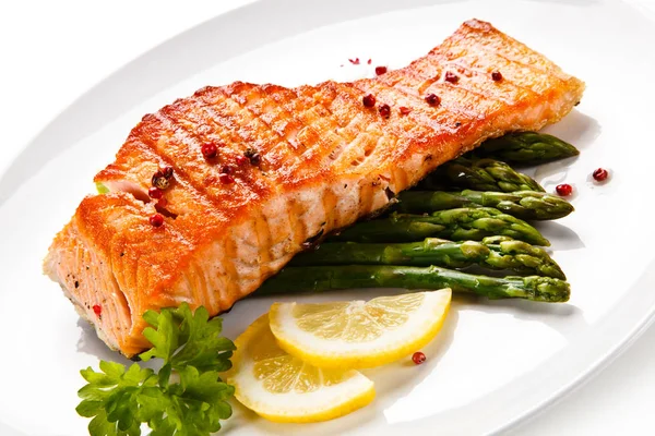 Steak Salmon Panggang Dengan Asparagus — Stok Foto