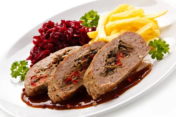 Gefüllte Fleischscheiben Mit Rote Bete Und Pommes — Stockfoto