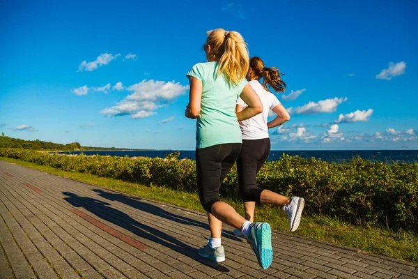 2人の中年女性が一緒にジョギング — ストック写真