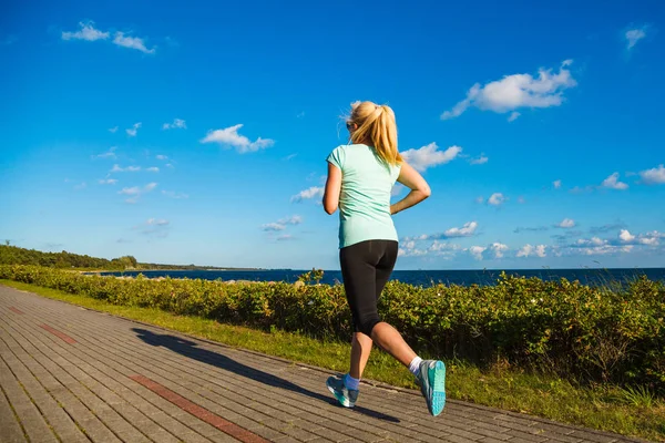 Mujer Activa Corriendo Cerca Del Mar — Foto de Stock