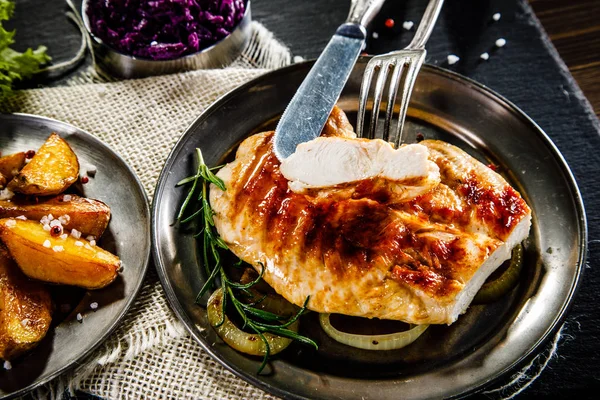 Peito Frango Assado Com Legumes Fundo Rústico Aves Capoeira Caseiras — Fotografia de Stock