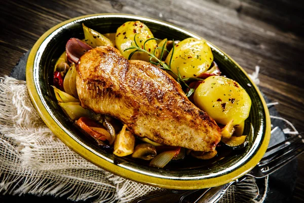 Fırında Tavuk Göğsü Sebzeli Haşlanmış Patatesli — Stok fotoğraf