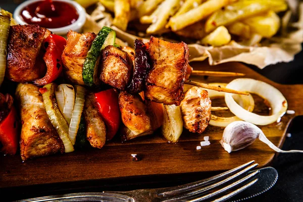 Schaschlik Mit Gemüse Spieß Serviert Mit Pommes Frites Salat Und — Stockfoto