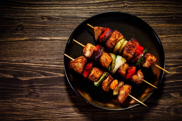 Schaschlik Mit Gemüse Auf Spießen Serviert Auf Teller — Stockfoto