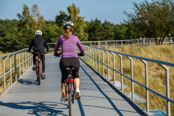 Coppia Attiva Abbigliamento Sportivo Sella Alle Biciclette Mare — Foto Stock