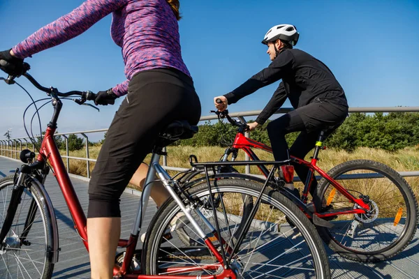 Pareja Activa Ropa Deportiva Montando Bicicletas Playa —  Fotos de Stock