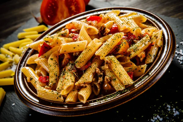 Italiensk Fjädermakaroner Med Tomater Och Örter — Stockfoto