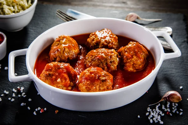 Albóndigas Guisadas Con Ensalada Especias — Foto de Stock