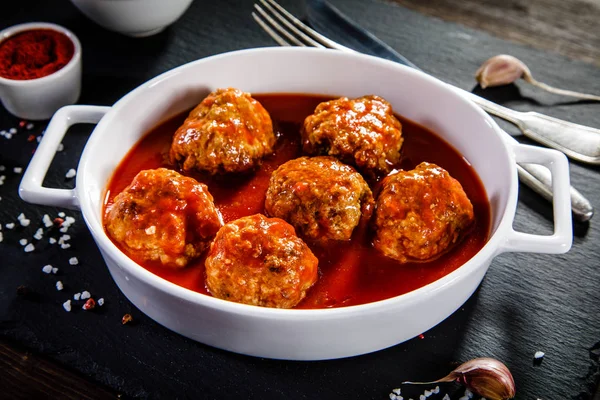 Albóndigas Guisadas Con Ensalada Especias —  Fotos de Stock