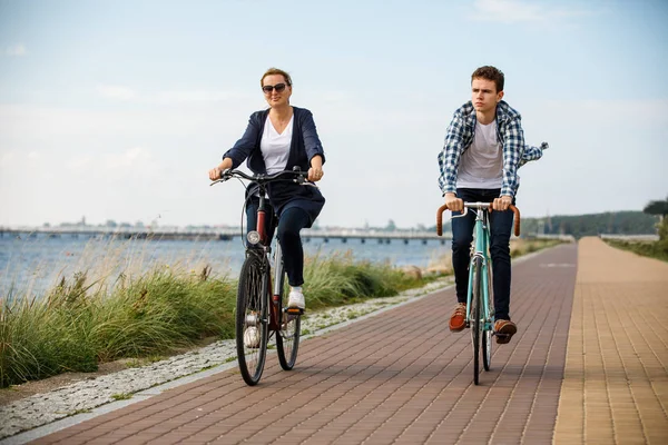 Pareja Activa Sana Que Monta Bicicletas Orilla Del Río —  Fotos de Stock