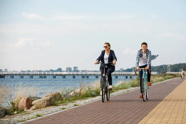 Friska Aktiva Par Ridning Cyklar Vid Floden — Stockfoto