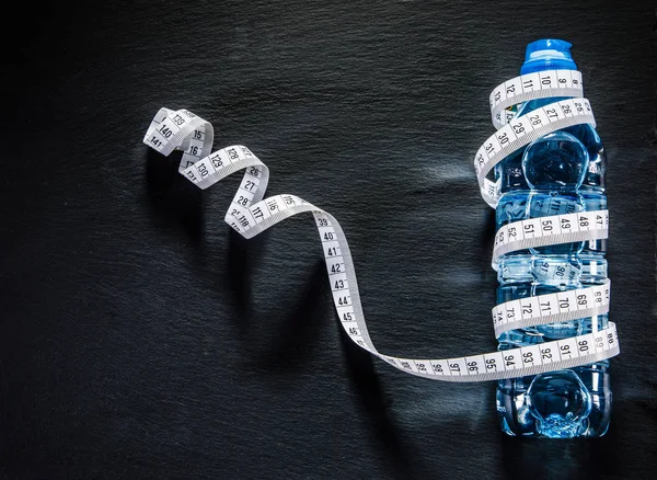 Botella Agua Envuelta Cinta Métrica Sobre Tabla Piedra Concepto Dieta — Foto de Stock