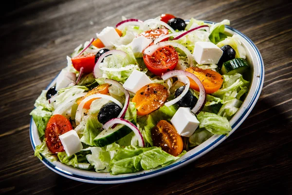 Hälsosam Grekisk Sallad Serveras Tallriken — Stockfoto