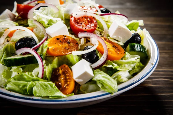 Hälsosam Grekisk Sallad Serveras Tallriken — Stockfoto