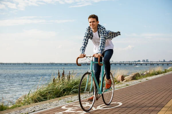Άντρας Καθημερινά Ρούχα Κάνει Ποδήλατο Αθλητισμός Και Ψυχαγωγία — Φωτογραφία Αρχείου