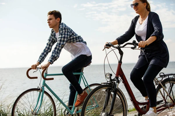 在河边骑自行车的夫妻 — 图库照片