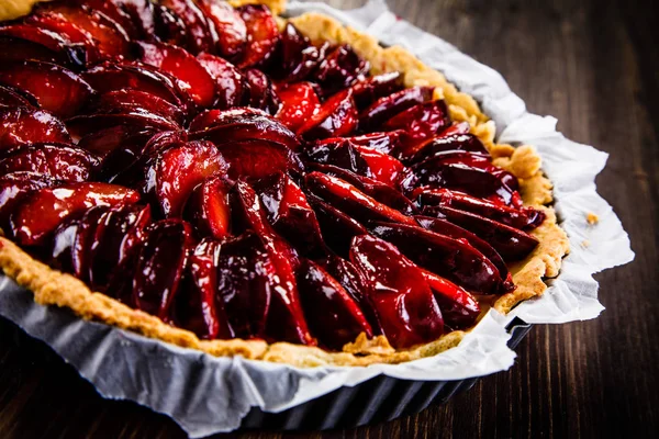 Tarta Horneada Con Ciruelas Rodajas —  Fotos de Stock