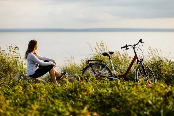 Mujer Joven Con Pelo Largo Descansando Después Montar Bicicleta Playa —  Fotos de Stock