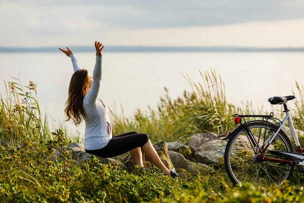 Jeune Femme Aux Cheveux Longs Reposant Après Avoir Fait Vélo — Photo