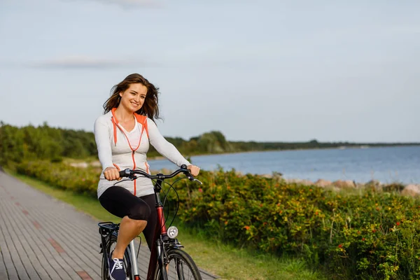 Ung Kvinna Med Långt Hår Ridning Cykel Vid Havet — Stockfoto