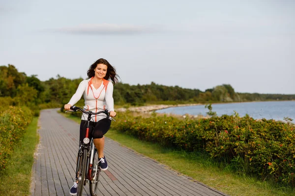 Mujer Joven Con Pelo Largo Bicicleta Orilla Del Mar —  Fotos de Stock