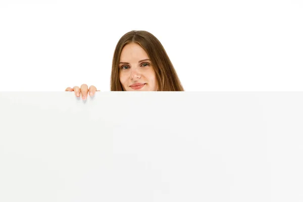 Mulher Bonito Posando Escondendo Atrás Cartaz Isolado Fundo Branco — Fotografia de Stock