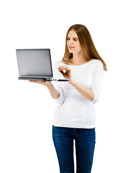 Mujer Linda Posando Sosteniendo Ordenador Portátil Aislado Sobre Fondo Blanco —  Fotos de Stock