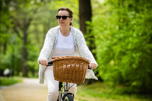 Donna Sportiva Mezza Età Abbigliamento Casual Bicicletta Nel Parco Primaverile — Foto Stock