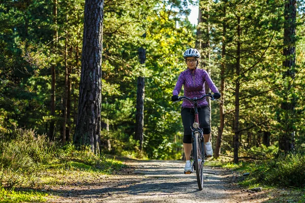 Donna Sportiva Mezza Età Bicicletta Nella Foresta Primaverile — Foto Stock