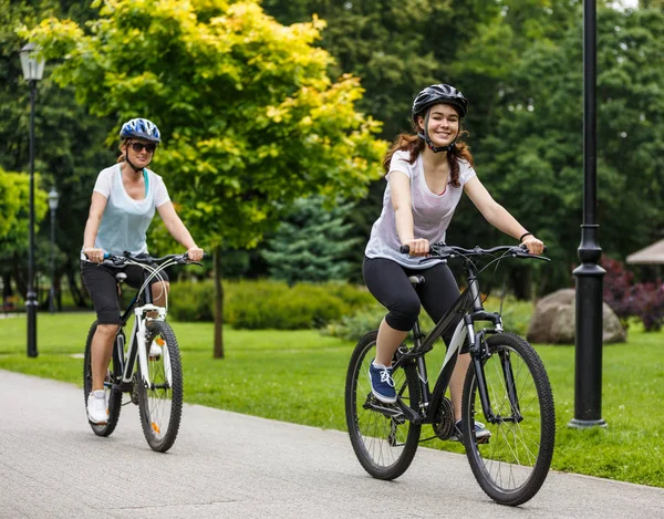 Zwei Frauen Radeln Gemeinsam Park — Stockfoto