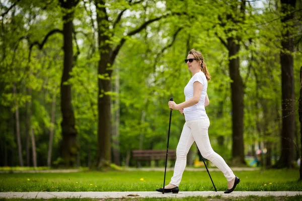 Frau Weißer Freizeitkleidung Die Mit Touristenstöcken Frühlingspark Spaziert Nordic Walking — Stockfoto