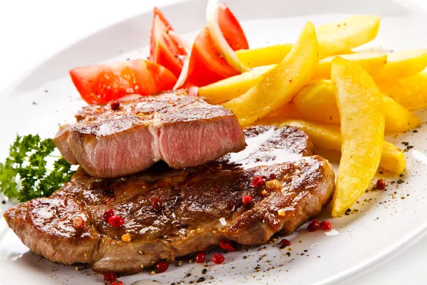 Gebratenes Schweinefleisch Mit Pommes Frites Und Tomaten — Stockfoto