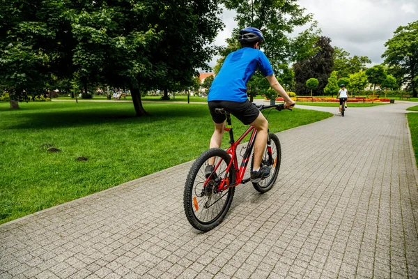 Женщина Мужчина Катаются Велосипедах Летнем Зеленом Парке — стоковое фото