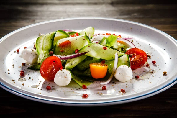 stock image Salad with tomatoes, cucumbers, pepper and mozzarella