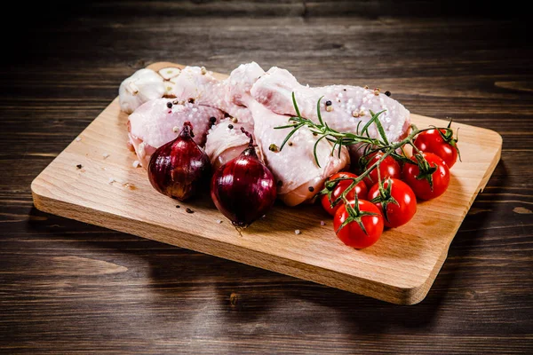 Jambes Poulet Crues Aux Épices Légumes Sur Planche Bois — Photo