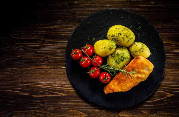 Gevreten Kipfilet Met Gekookte Aardappelen Verse Tomaten — Stockfoto