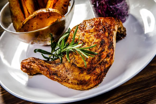 Perna Frango Assada Com Batatas Salada Beterraba — Fotografia de Stock